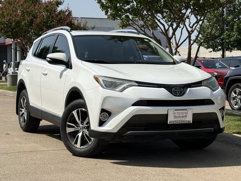 Used 2017 Toyota RAV4 XLE FWD image 2