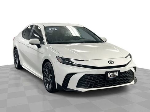 Used 2025 Toyota Camry SE FWD image 1