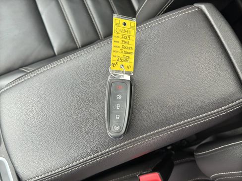 Used 2019 Ford Escape Titanium AWD/4WD image 23