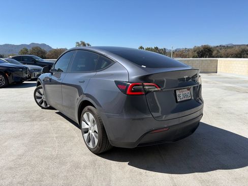 Used 2023 Tesla Model Y Long Range AWD/4WD image 2