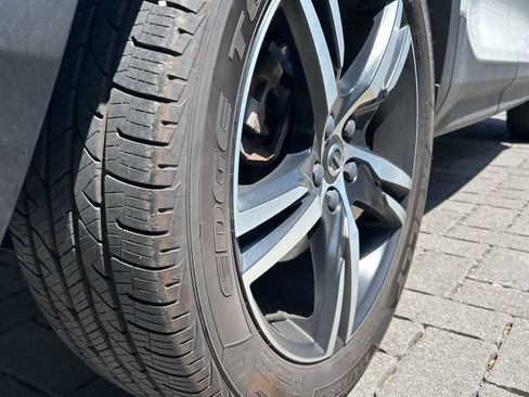 Used 2019 Volvo XC40 T4 R-Design FWD image 9
