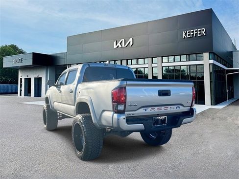 Used 2022 Toyota Tacoma TRD Sport image 6