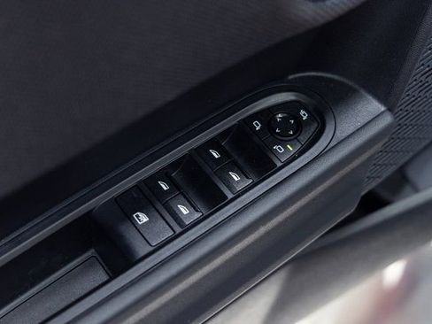 Used 2025 MINI Cooper 4-Door Hardtop image 12