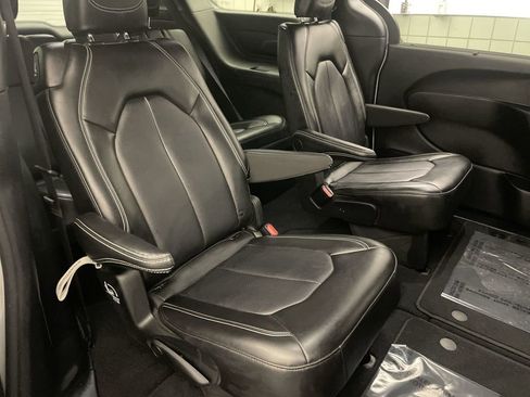Used 2025 Chrysler Pacifica Select FWD image 19