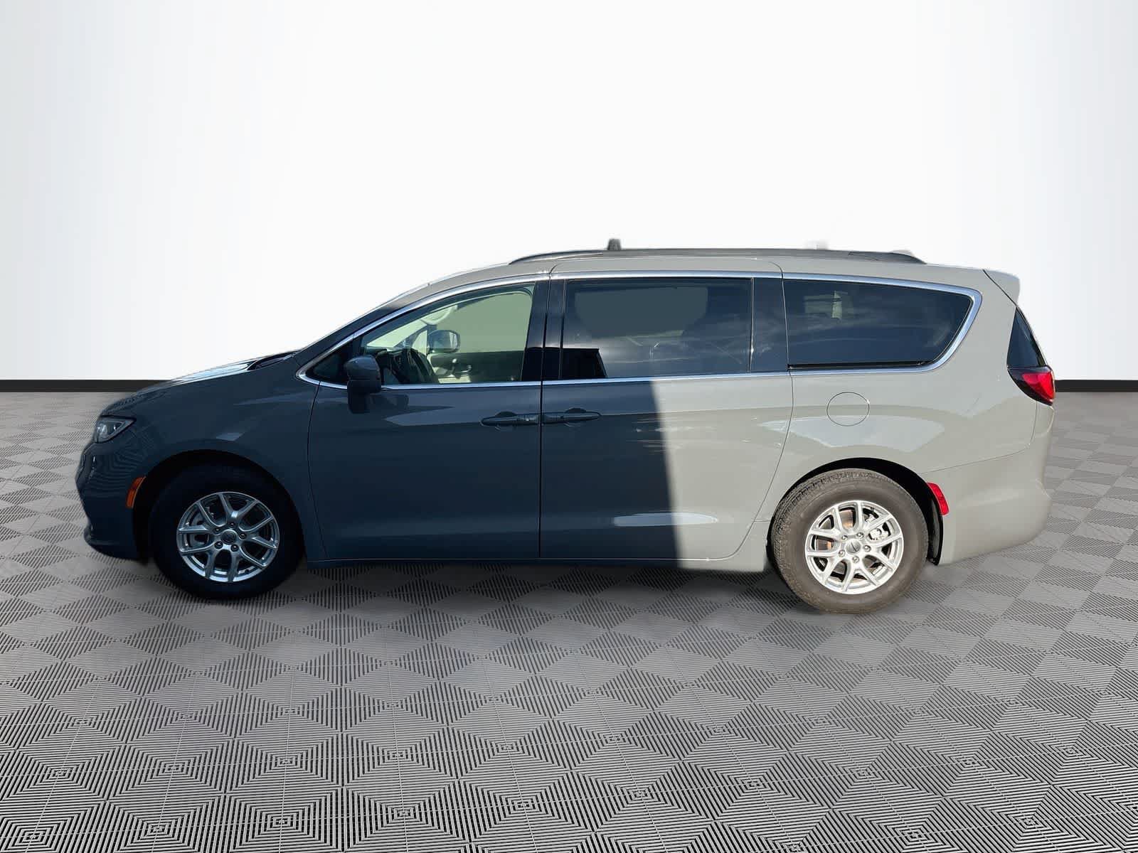 Used 2022 Chrysler Pacifica Touring-L FWD image 8