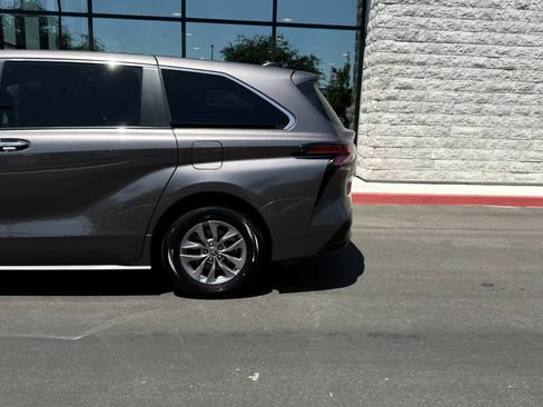 Used 2022 Toyota Sienna XLE FWD image 12