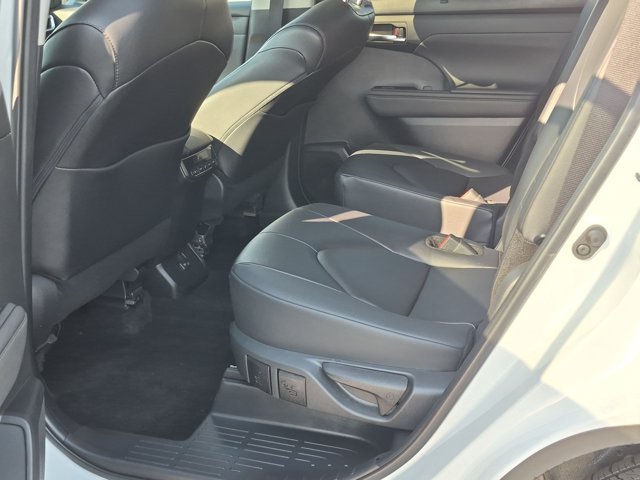 Used 2024 Toyota Highlander XLE AWD/4WD image 17