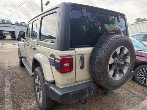 Used 2022 Jeep Wrangler Unlimited Sahara w/ LED Lighting Group AWD/4WD image 4