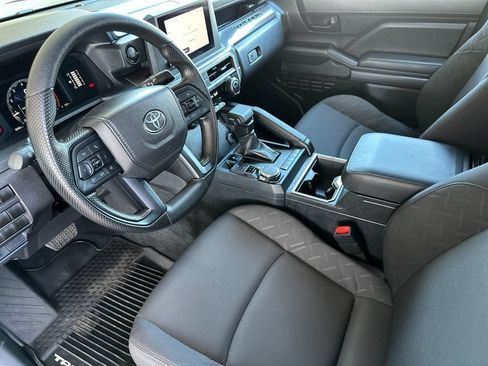 Used 2025 Toyota Tacoma SR5 AWD/4WD image 9