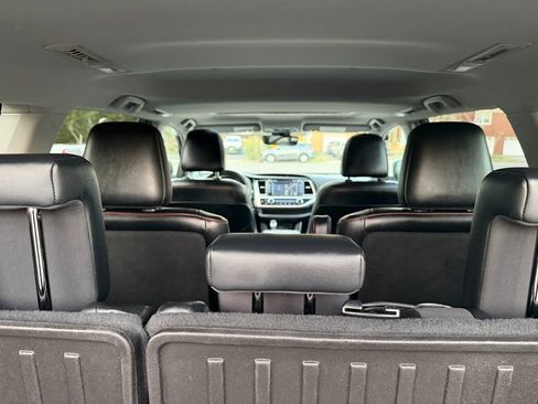 Used 2019 Toyota Highlander SE image 7