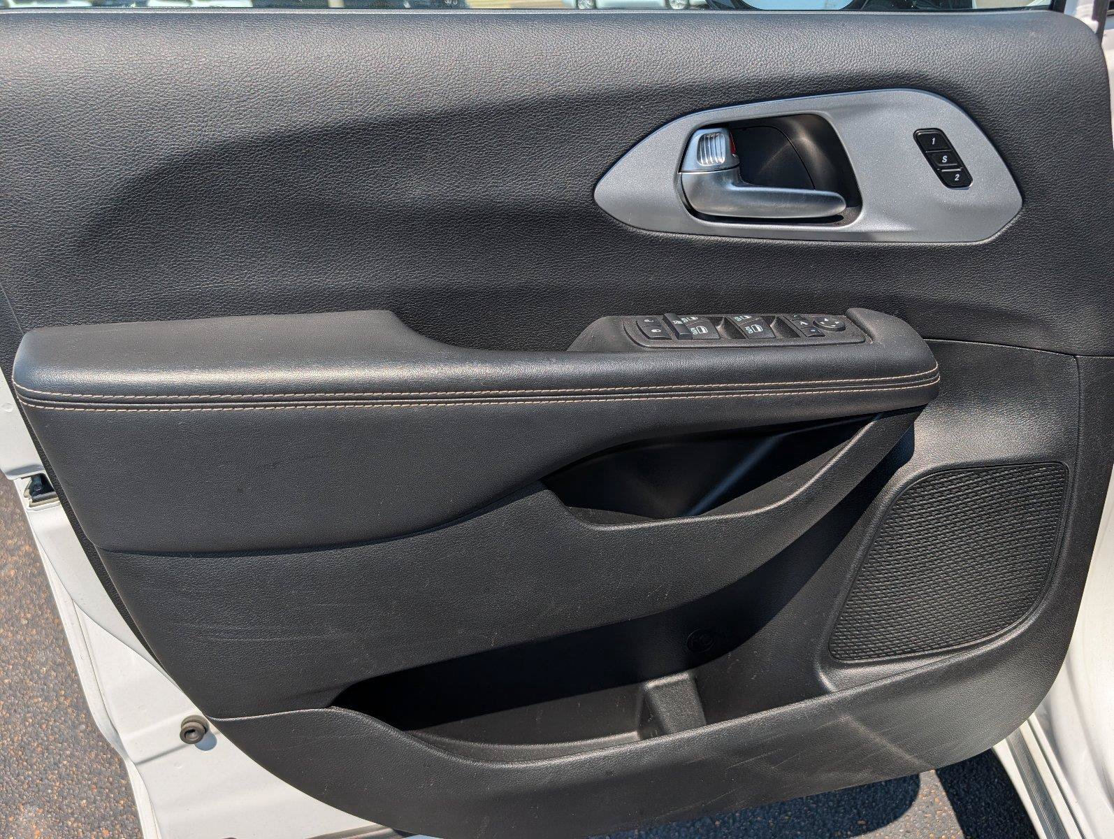 Used 2025 Chrysler Pacifica Limited FWD image 14