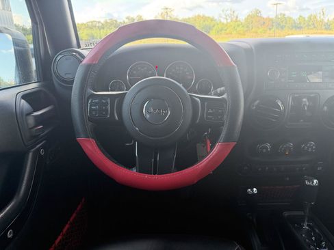 Used 2017 Jeep Wrangler Unlimited Rubicon AWD/4WD image 8
