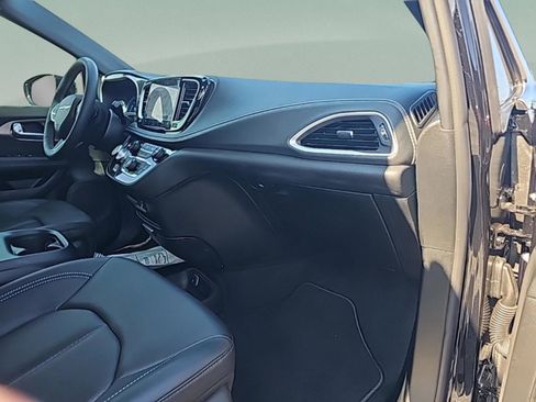 Used 2026 Chrysler Pacifica Select image 33