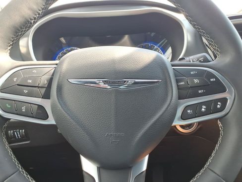 Used 2025 Chrysler Pacifica Select FWD image 13