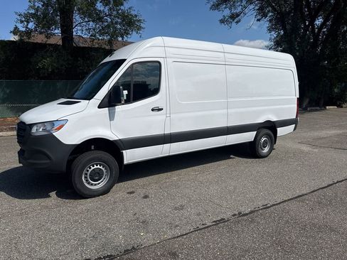 Used 2025 Mercedes-Benz Sprinter 2500 image 3