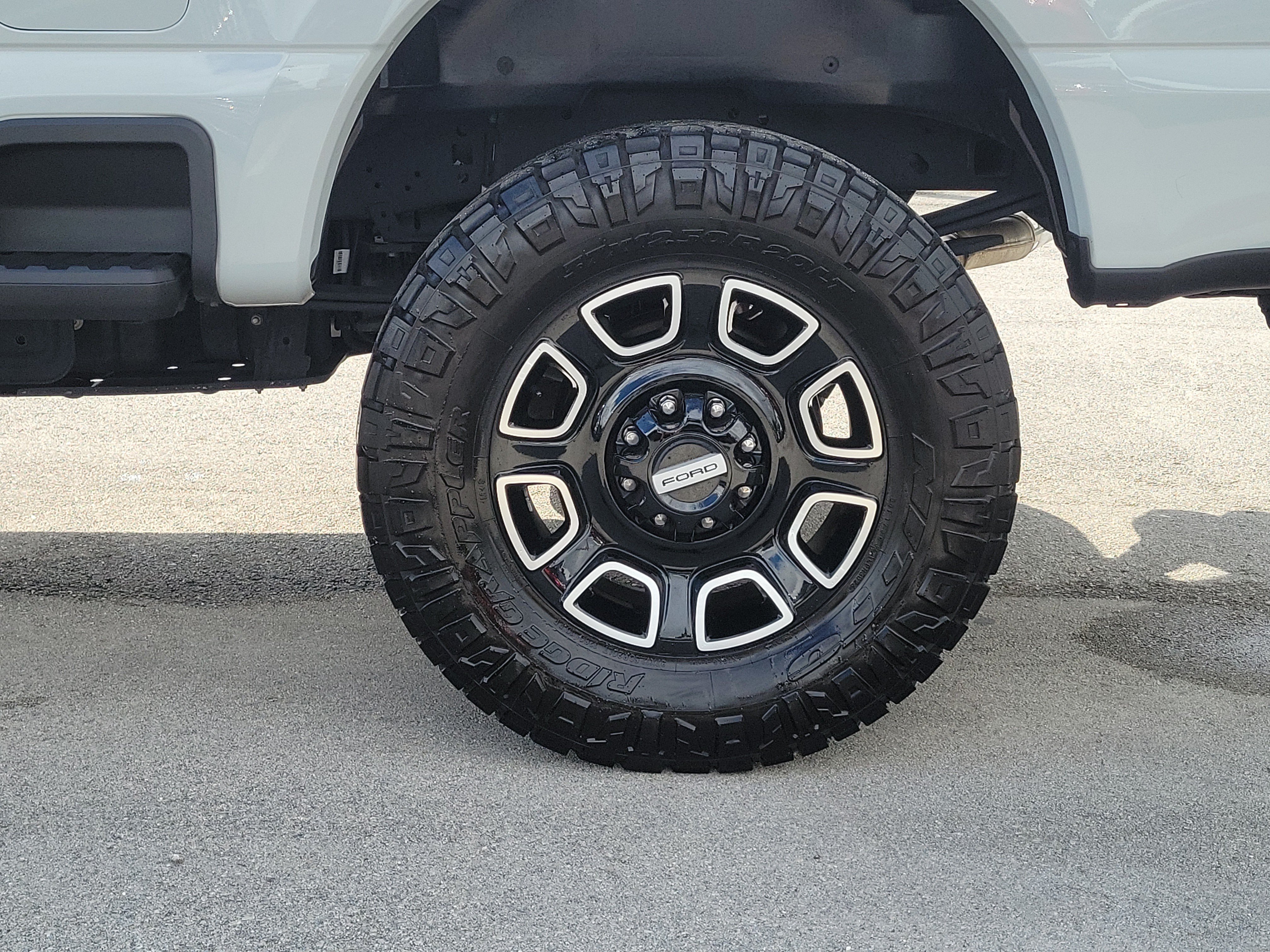 Used 2025 Ford F250 Platinum w/ FX4 Off-Road Package AWD/4WD image 9