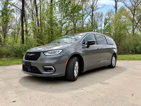 Used 2025 Chrysler Pacifica Select FWD image 5