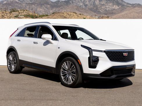Used 2025 Cadillac XT4 Premium Luxury w/ Technology Package FWD image 8
