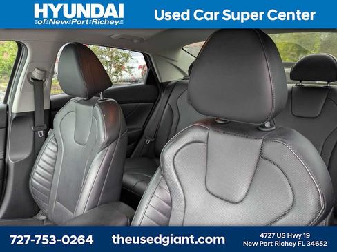 Used 2022 Hyundai Elantra Limited w/ Preferred Accessory Package FWD image 3