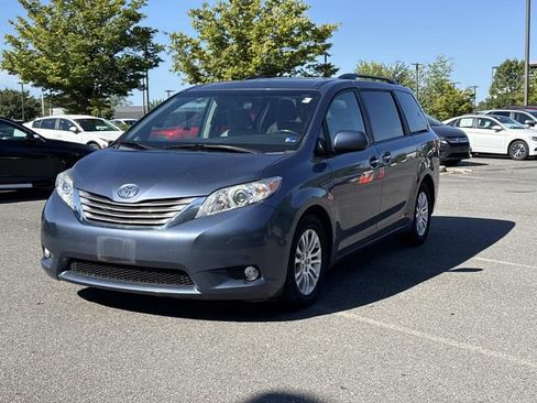 Used 2016 Toyota Sienna XLE w/ XLE Navigation Package FWD image 5