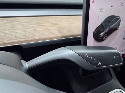 Used 2022 Tesla Model Y Long Range image 34