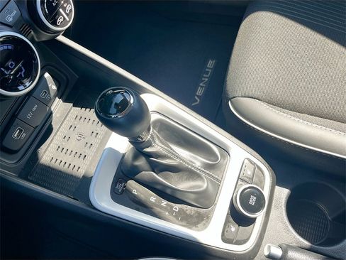 Used 2024 Hyundai Venue Limited image 17