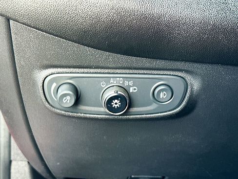 Used 2020 Chevrolet Equinox LT w/ Driver Convenience Package image 11