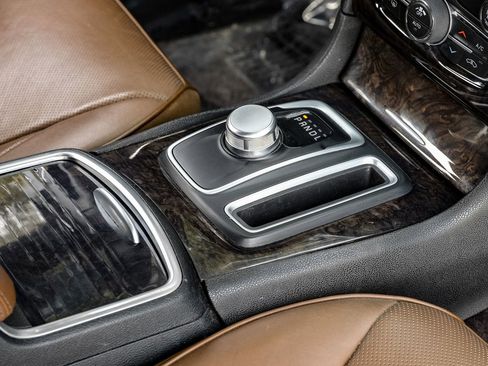 Used 2018 Chrysler 300 Limited image 22