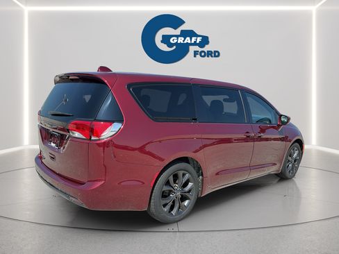 Used 2019 Chrysler Pacifica Touring Plus w/ S Appearance Package FWD image 4