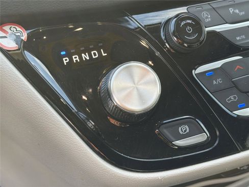 Used 2023 Chrysler Pacifica Touring-L FWD image 31