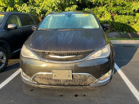 Used 2018 Chrysler Pacifica Touring-L Plus FWD image 12
