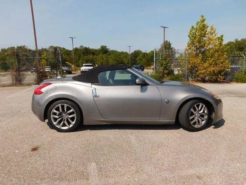 Used 2010 Nissan 370Z Touring RWD image 4