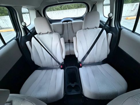 Used 2012 MAZDA MAZDA5 Touring w/ Moonroof & Audio Pkg FWD image 27