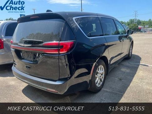 Used 2025 Chrysler Pacifica Select FWD image 3