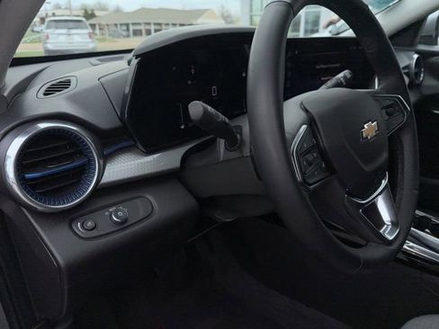 Used 2025 Chevrolet Trax LT w/ LT Convenience Package image 28