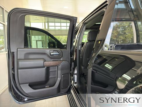 Used 2023 GMC Sierra 2500 Denali w/ Denali Black Diamond Edition AWD/4WD image 27