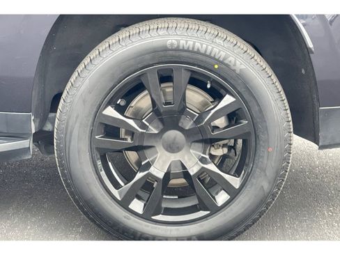 Used 2022 Chevrolet Suburban LT w/ Luxury Package image 46