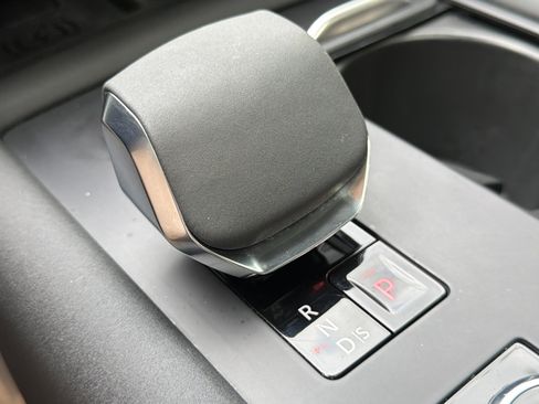 Used 2023 Land Rover Discovery Metropolitan Edition AWD/4WD image 54