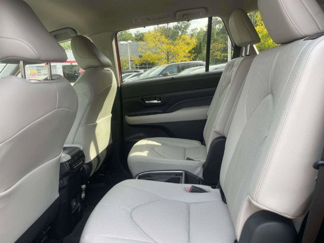 Used 2024 Toyota Grand Highlander AWD image 14