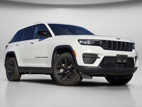Used 2024 Jeep Grand Cherokee Altitude AWD/4WD image 2
