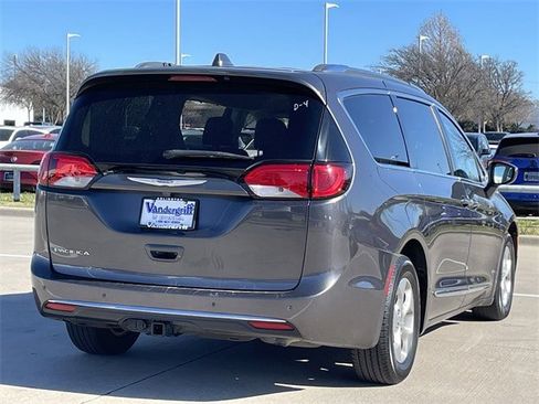 Used 2017 Chrysler Pacifica Touring-L Plus image 4