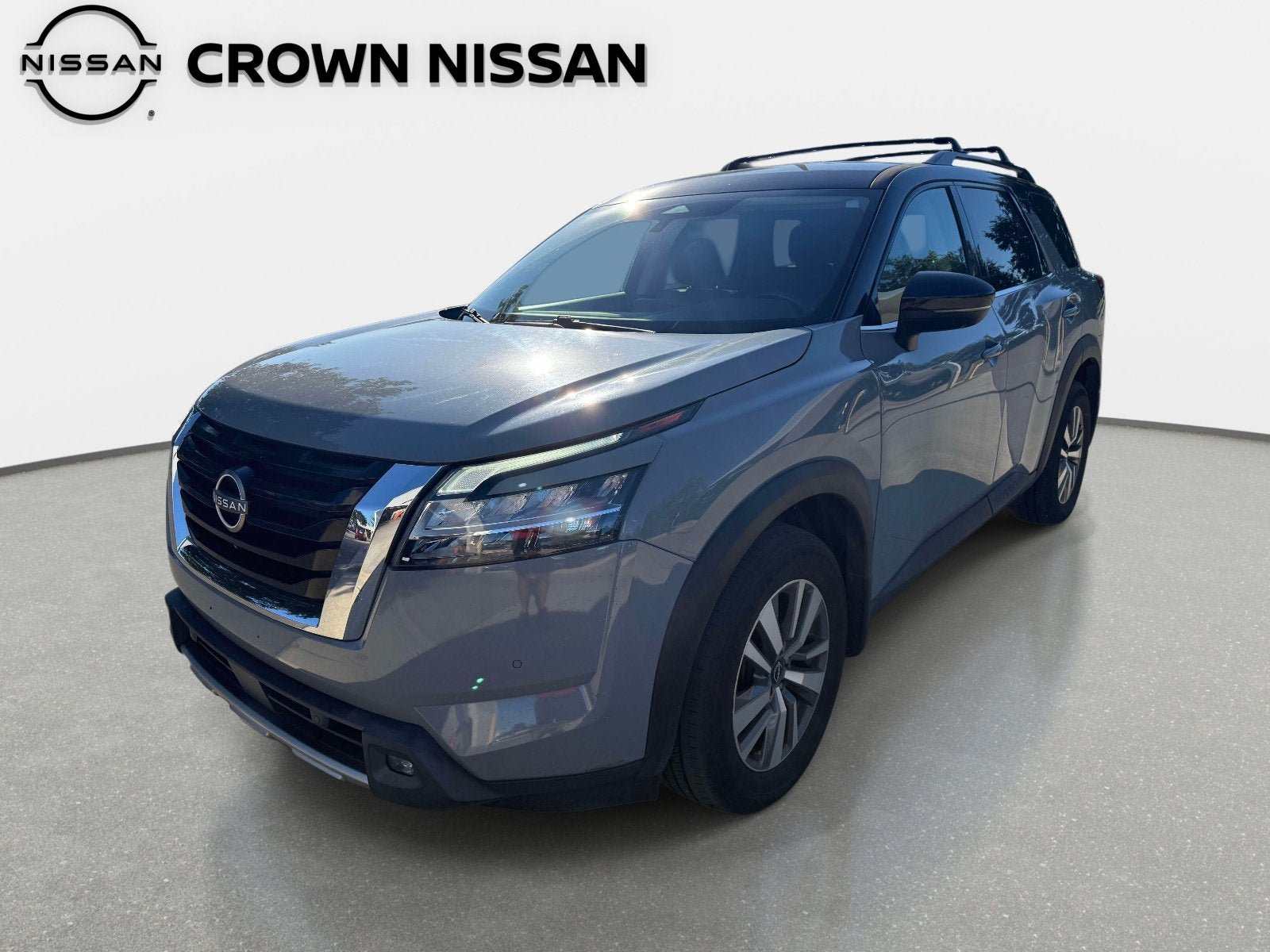 Used 2022 Nissan Pathfinder SL AWD/4WD image 2