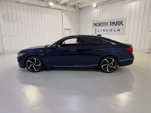 Used 2018 Honda Accord Touring image 2