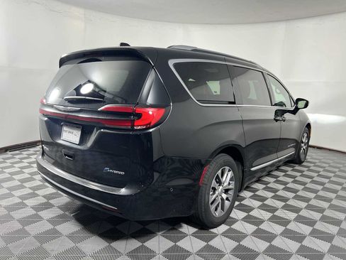 Used 2025 Chrysler Pacifica Pinnacle FWD image 7