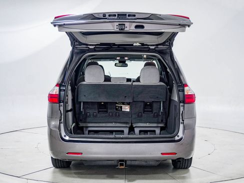 Used 2019 Toyota Sienna LE FWD image 4