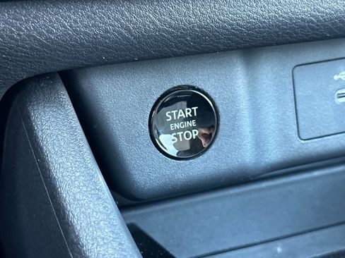 Used 2025 Nissan Rogue SV AWD/4WD image 23