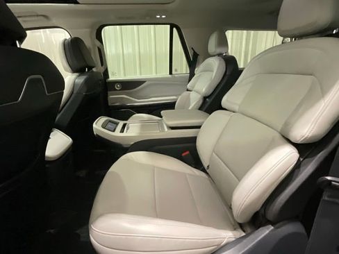 Used 2025 Lincoln Navigator Reserve AWD/4WD image 11