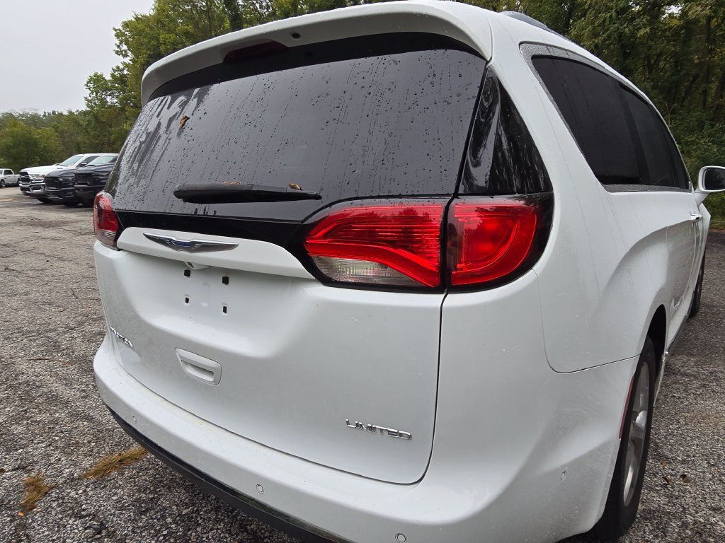 Used 2018 Chrysler Pacifica Limited w/ Advanced Safetytec Group FWD image 7