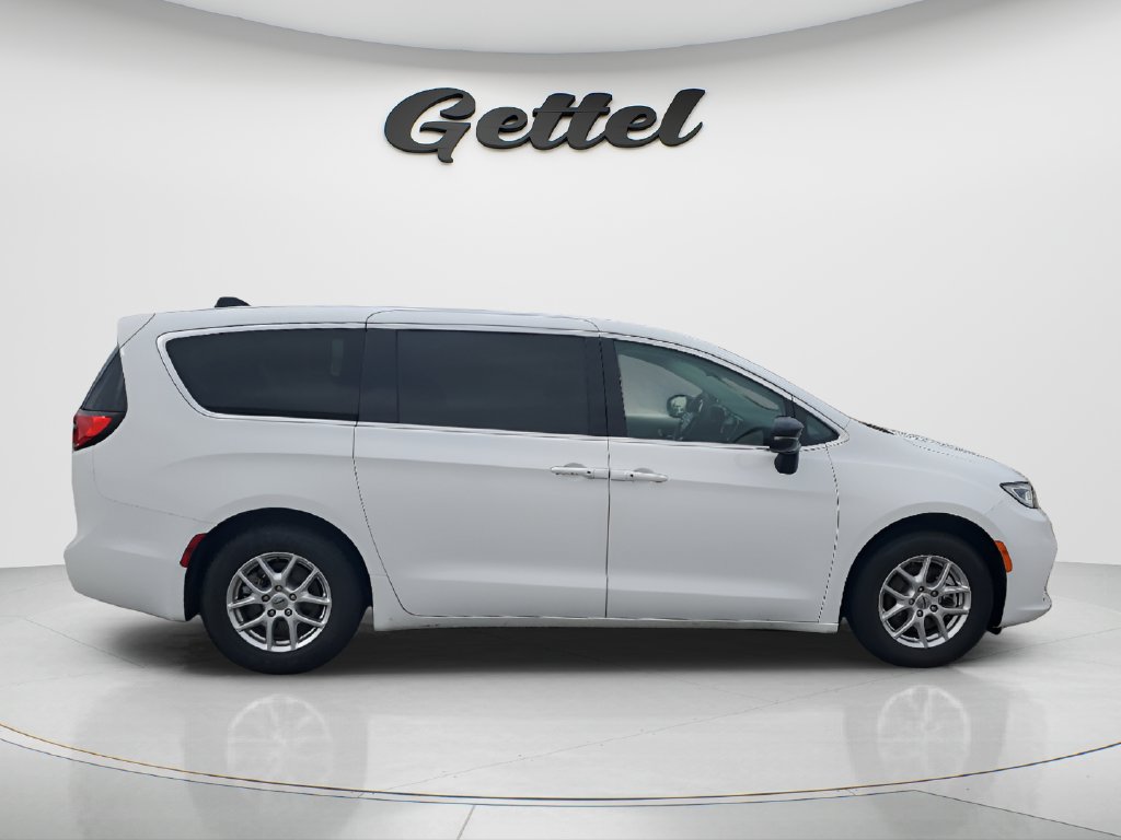 Used 2024 Chrysler Pacifica Touring-L FWD image 4