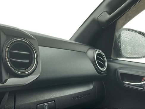 Used 2017 Toyota Tacoma TRD Off-Road image 18